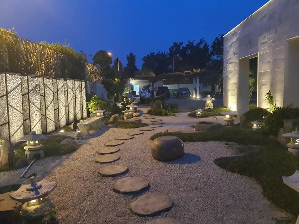 "Peaceful backyard Zen landscape with stepping stones and greenery – Zen Garden project"