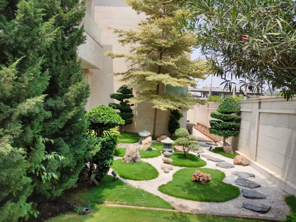 "Zen-style backyard landscaping with Japanese influence – Residential execution project"